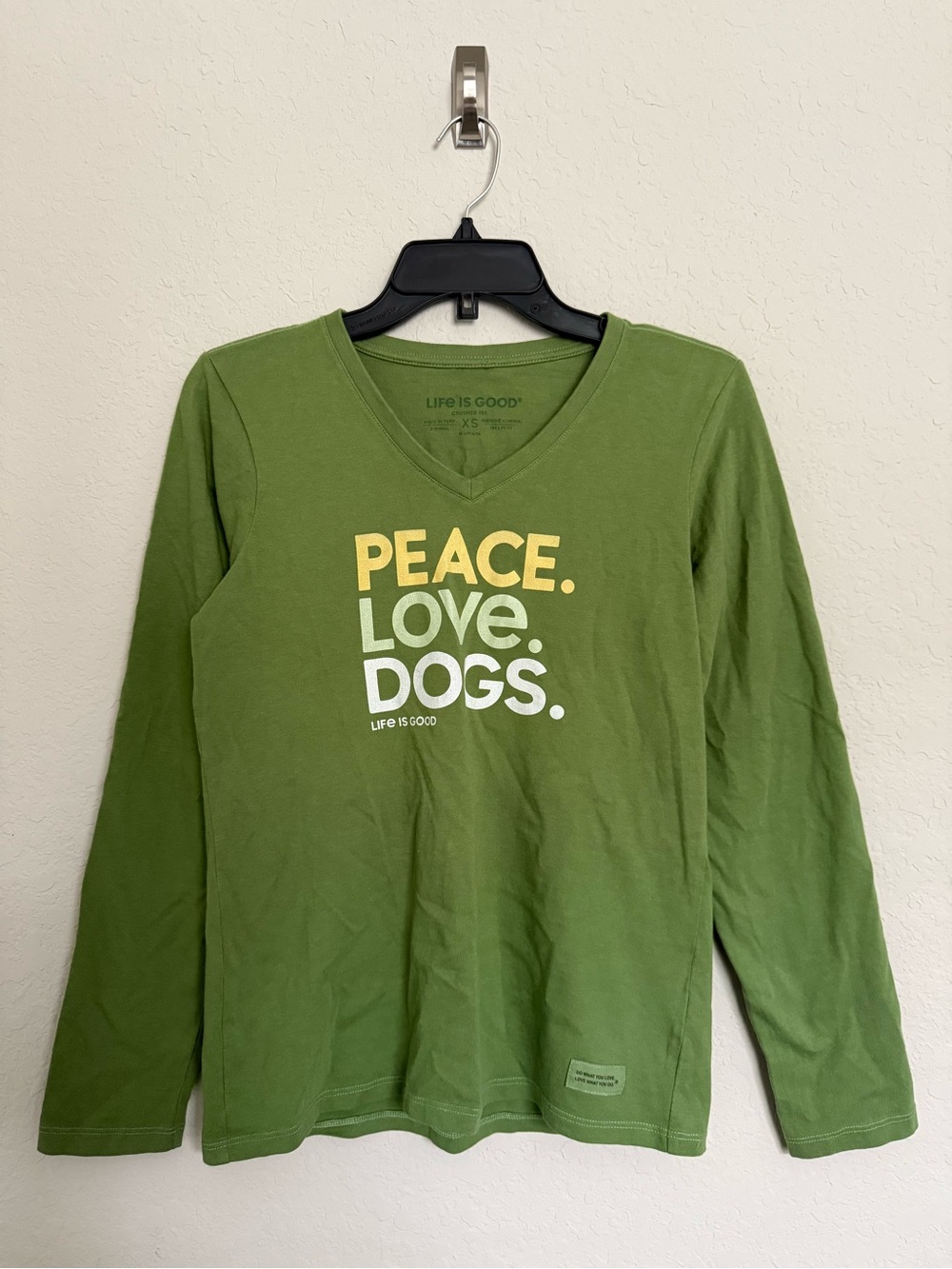 Life is Good Green Peace Love Dogs Long Sleeve Crusher Tee Womens Size XS V Neck